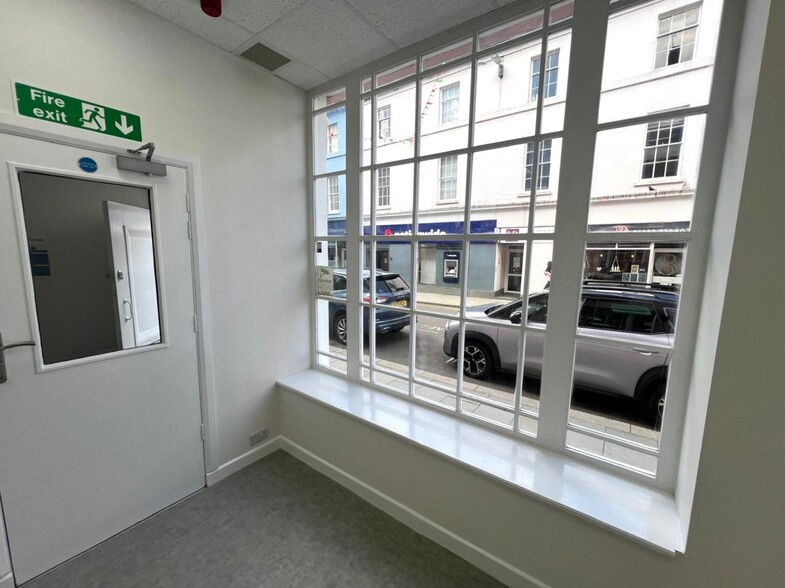 13 Victoria Pl, Haverfordwest for lease - Interior Photo - Image 2 of 10