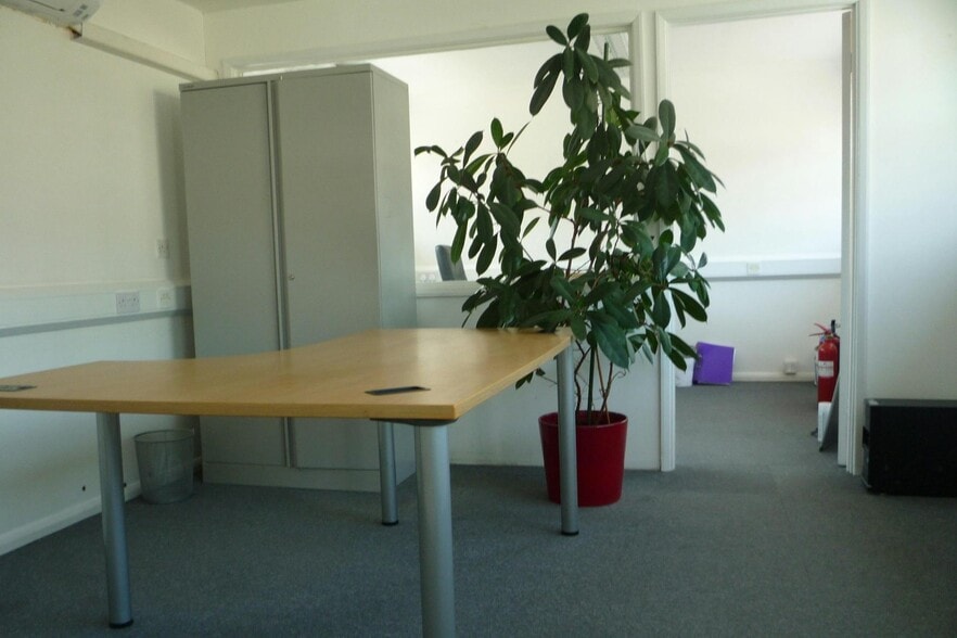 51 Clarence Rd, Fleet for lease - Interior Photo - Image 3 of 5