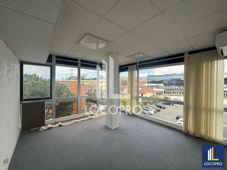 Office in Saint-Laurent-du-Var for lease - Interior Photo - Image 1 of 7