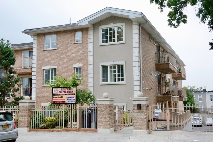 6248 Mount Olivet Cres, Middle Village, NY à vendre - Photo du bâtiment - Image 3 de 10