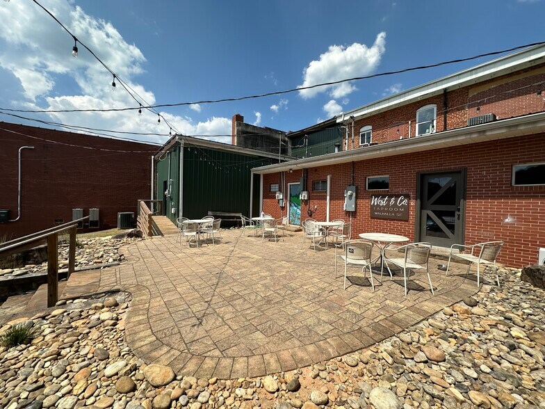 212 E Main St, Walhalla, SC à vendre - Photo du bâtiment - Image 2 de 46