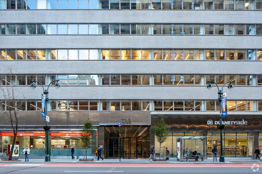 711 Third Ave, New York, NY à louer - Photo du bâtiment - Image 3 de 8