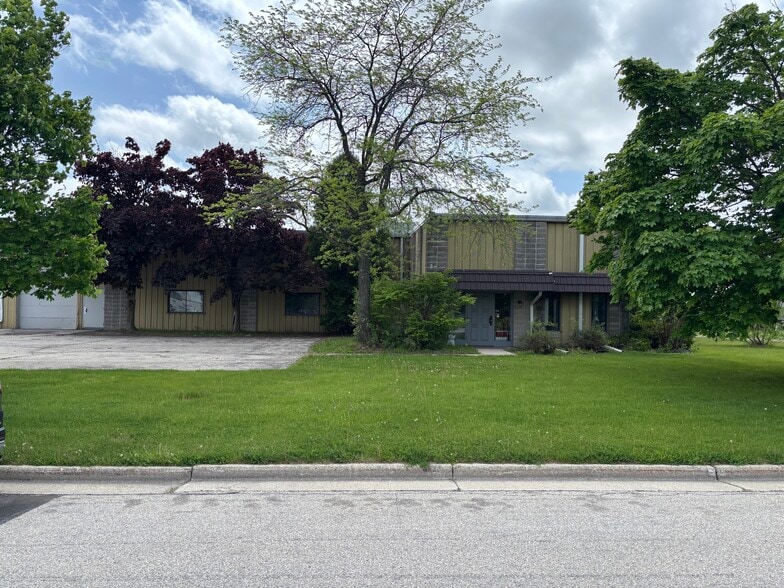 N114W18775 Clinton Dr, Germantown, WI for sale - Building Photo - Image 2 of 7