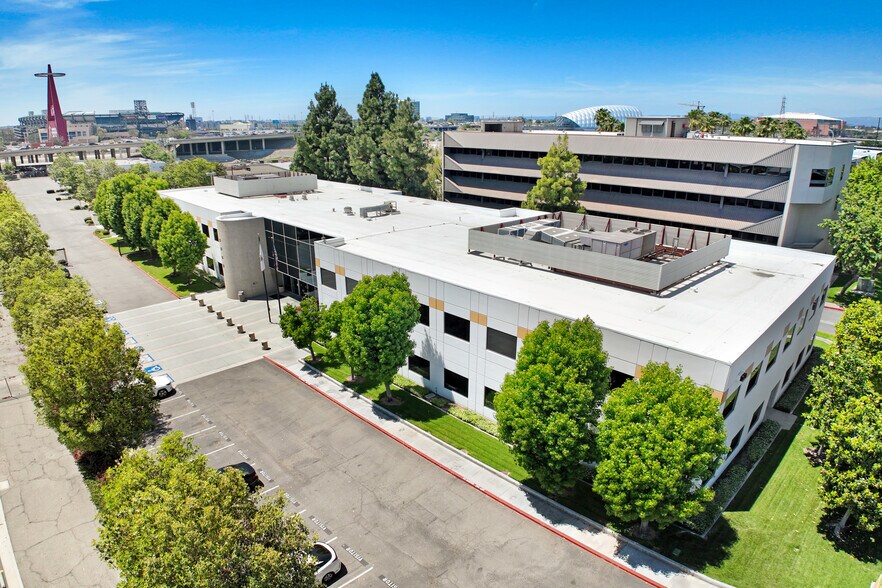 744 N Eckhoff St, Orange, CA à louer - Photo du bâtiment - Image 3 de 29