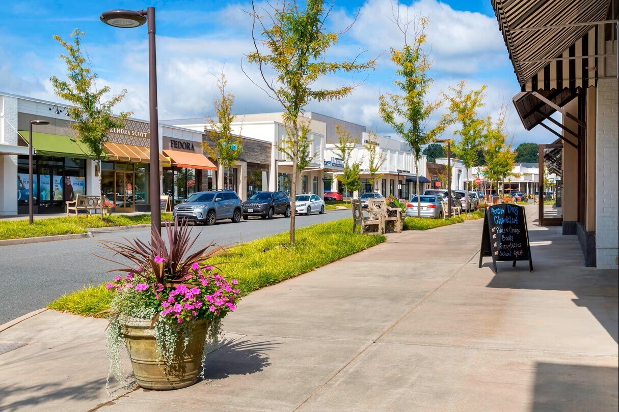 2010 Hydraulic Rd, Charlottesville, VA à louer Photo du bâtiment- Image 1 de 25