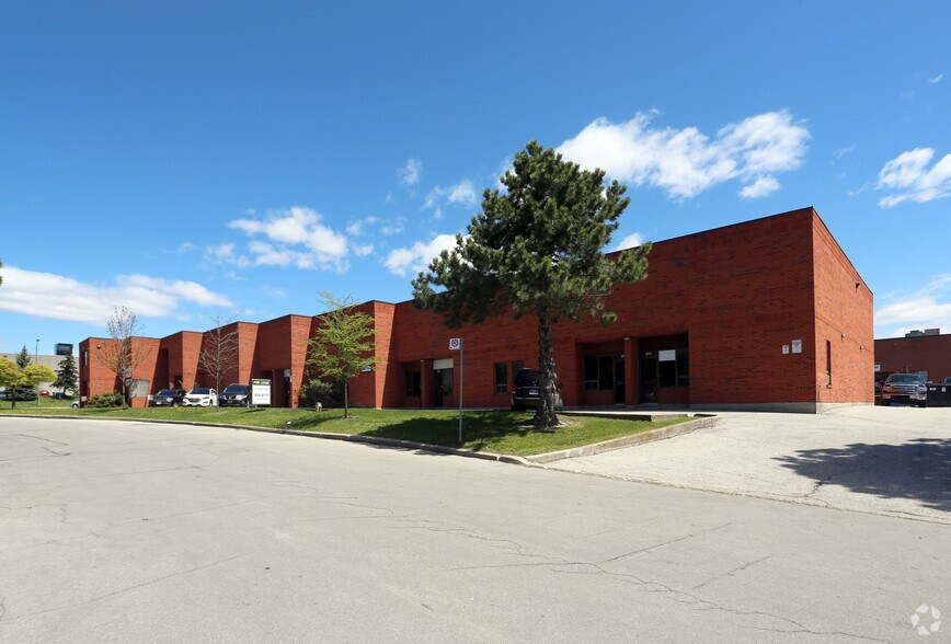 360-370 Deerhide Cres, Toronto, ON à louer - Photo du bâtiment - Image 3 de 3