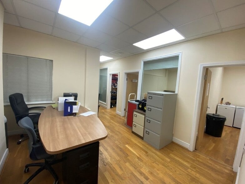 St Johns Rd, Kingston Upon Thames for sale - Interior Photo - Image 3 of 4