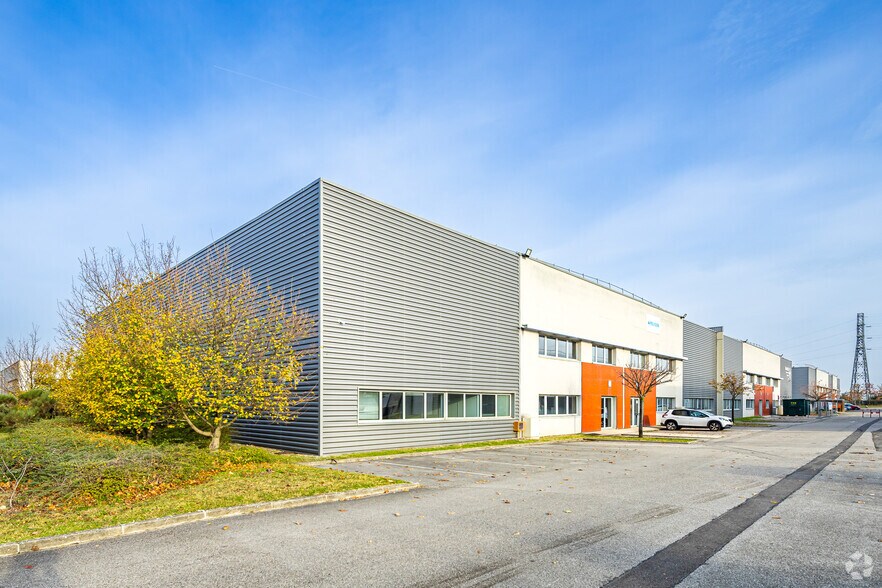 Flex dans Saint-Priest à louer - Photo du bâtiment - Image 2 de 2