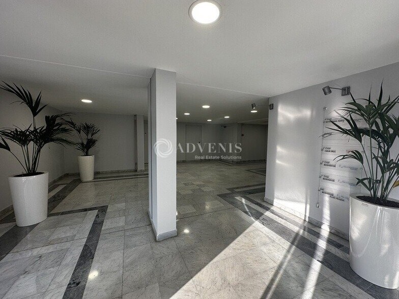 Office in Saint-Germain-en-Laye for lease - Interior Photo - Image 1 of 12