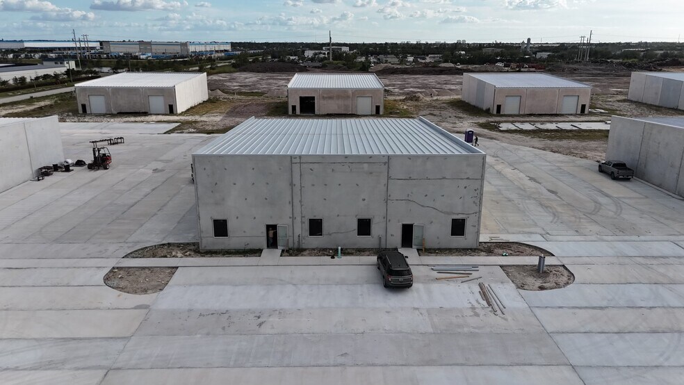 8053 Ironside Dr, Fort Myers, FL à louer - Photo du bâtiment - Image 3 de 6