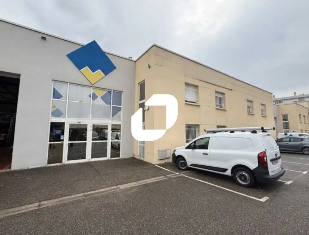 Flex in Lyon for lease Building Photo- Image 1 of 14