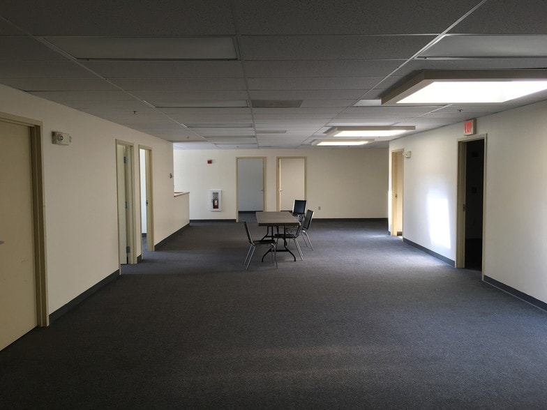 201-205 Oak St, Pembroke, MA for lease - Interior Photo - Image 1 of 5