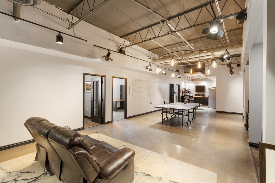 8777 Governors Row, Dallas, TX à vendre - Photo du bâtiment - Image 3 de 27