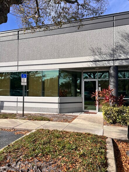 7751 Kingspointe Pky, Orlando, FL à louer - Photo du bâtiment - Image 2 de 107