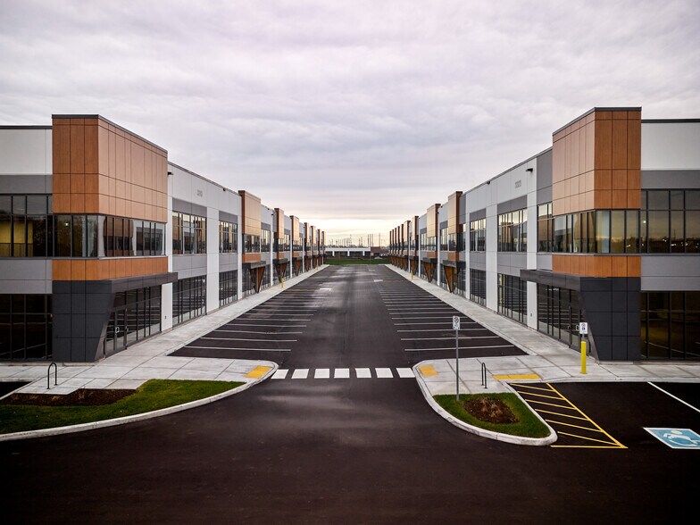 3313 Superior Crt, Oakville, ON à vendre - Photo du bâtiment - Image 2 de 3