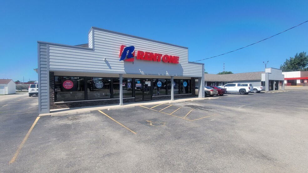 906 W Springfield Rd, Taylorville, IL à louer - Photo du bâtiment - Image 3 de 15