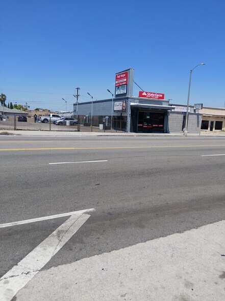 2049 W Manchester Ave, Los Angeles, CA à vendre - Photo du bâtiment - Image 2 de 3