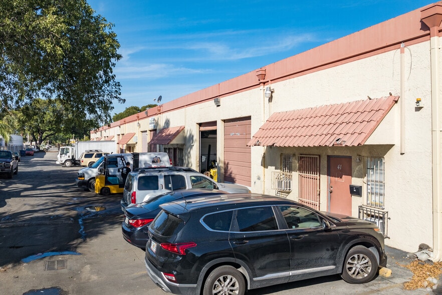 9090 NW South River Dr, Miami, FL for lease - Building Photo - Image 3 of 7