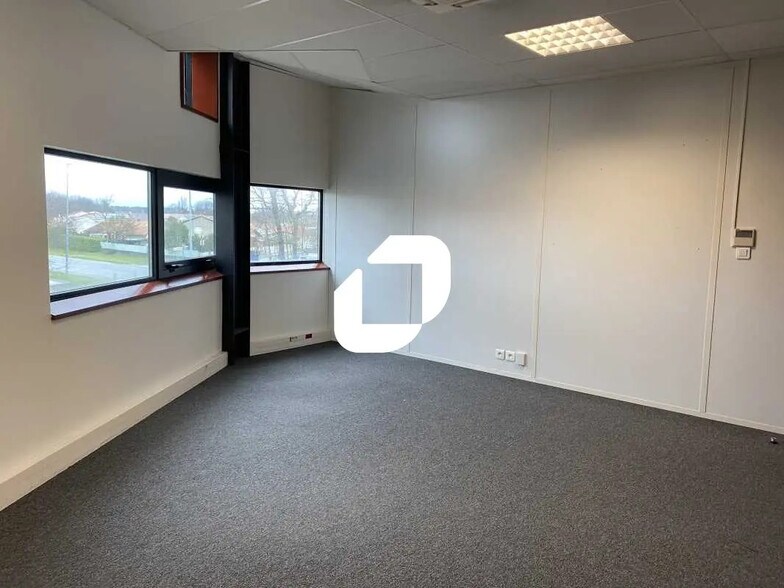 Office in Mérignac for lease - Building Photo - Image 1 of 18