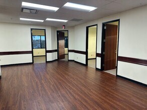 4580 Weaver Pky, Warrenville, IL for lease Interior Photo- Image 2 of 3