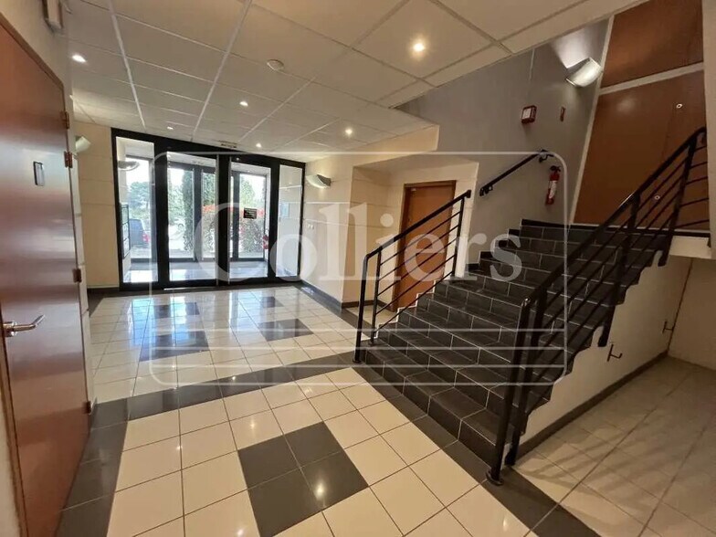 860 Rue René Descartes, Aix-en-Provence à louer - Photo du bâtiment - Image 3 de 6