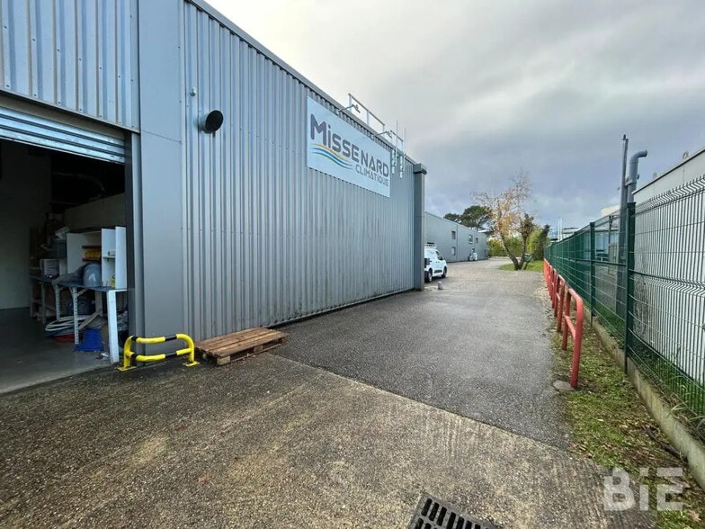 Office in Le Haillan for lease - Building Photo - Image 3 of 16