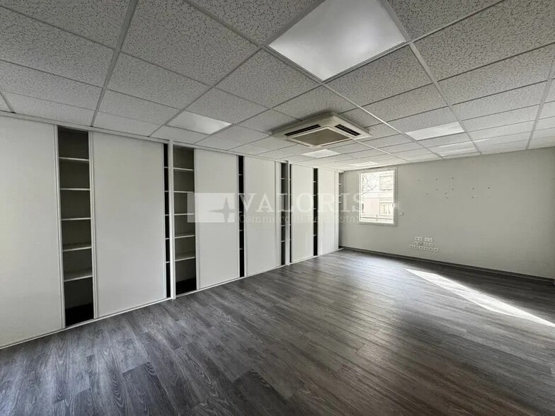 Office in Lyon for lease - Building Photo - Image 2 of 8