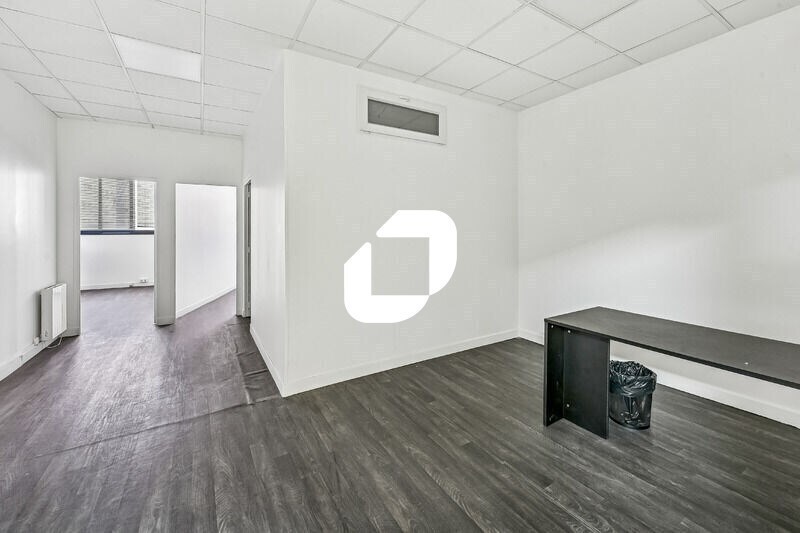 Office in Goussainville for lease - Interior Photo - Image 1 of 12