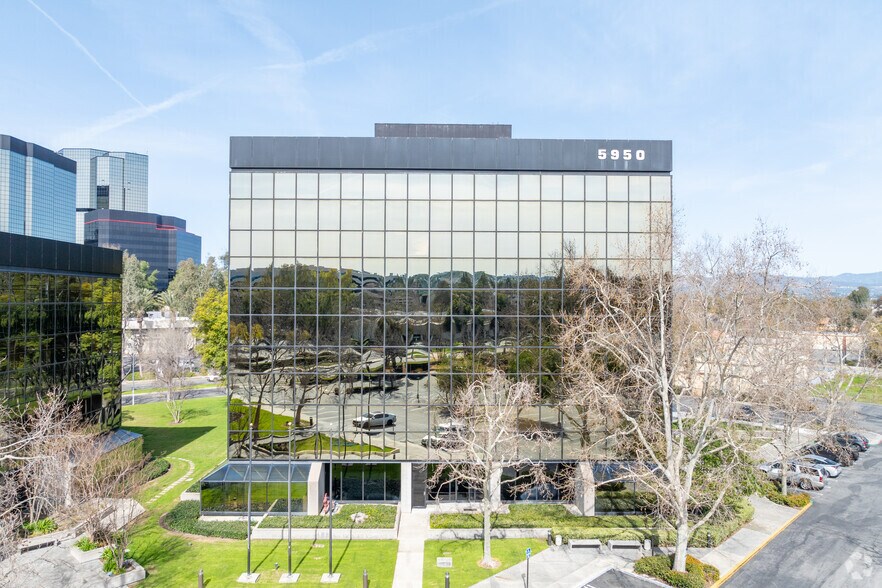 5950 Canoga Ave, Woodland Hills, CA à louer - Photo du bâtiment - Image 2 de 6