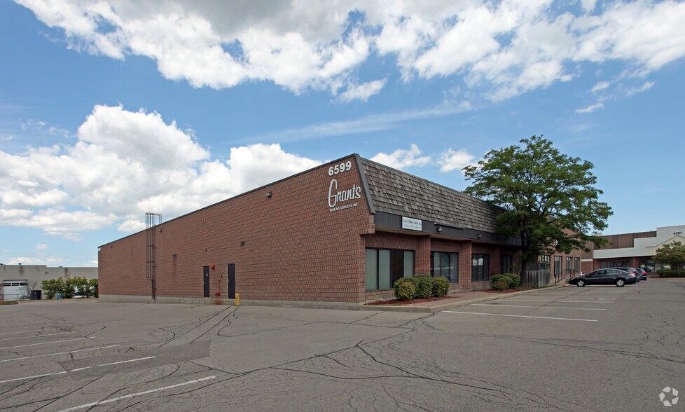 6581 Kitimat Rd, Mississauga, ON à louer - Photo du bâtiment - Image 2 de 11