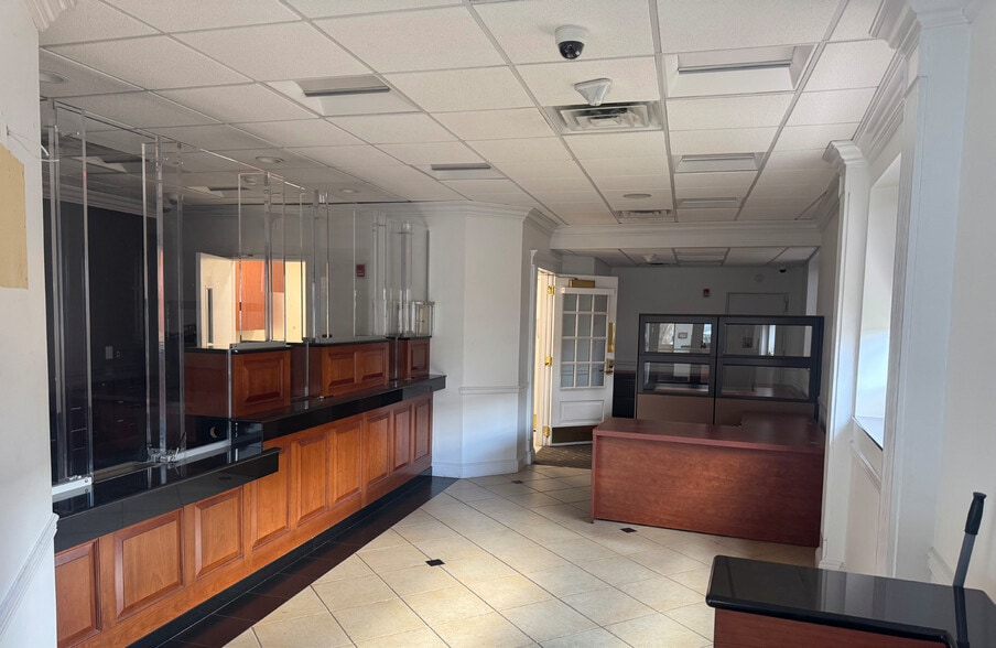 41-11 Bell Blvd, Bayside, NY for lease - Building Photo - Image 2 of 9