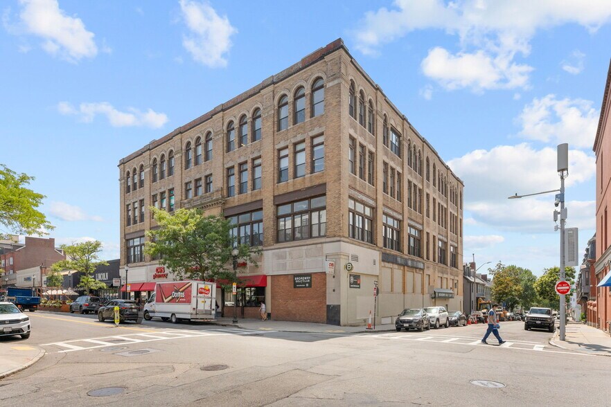 423 W Broadway, South Boston, MA à louer - Photo du bâtiment - Image 3 de 10