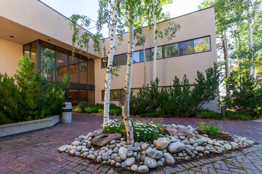 602 Park Point Dr, Golden, CO à louer - Photo du bâtiment - Image 2 de 12