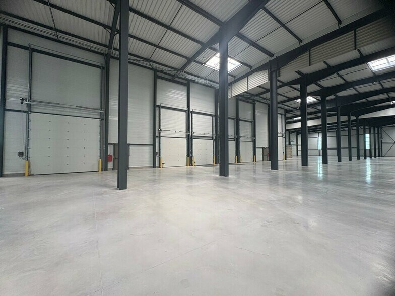 Flex in Collegien for lease - Interior Photo - Image 1 of 4