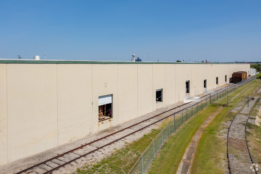 10000-10050 E 52nd St, Tulsa, OK à louer - Photo du bâtiment - Image 2 de 5