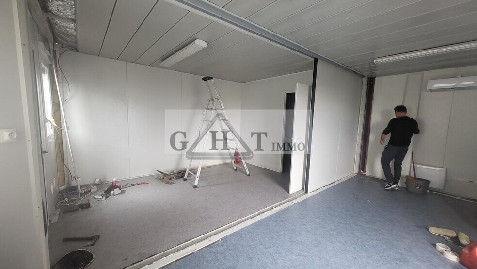 Retail in Pringy for lease - Interior Photo - Image 1 of 7