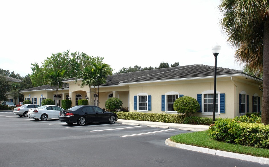 700 Village Square Crossings, Palm Beach Gardens, FL for sale - Building Photo - Image 3 of 7