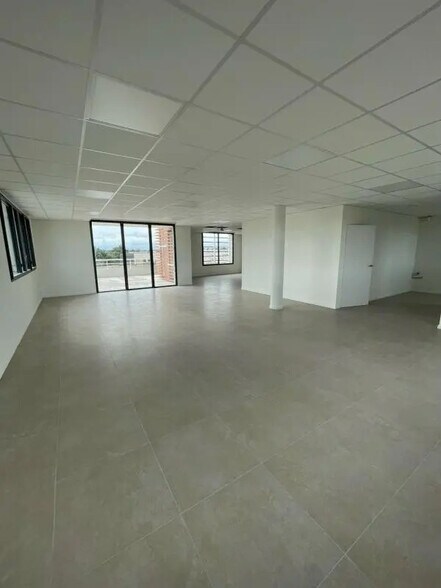 Office in Avignon for sale - Interior Photo - Image 1 of 12