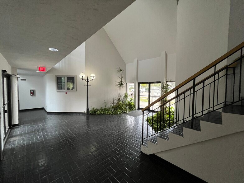 950 S Tamiami Trl, Sarasota, FL à louer - Photo du bâtiment - Image 3 de 16