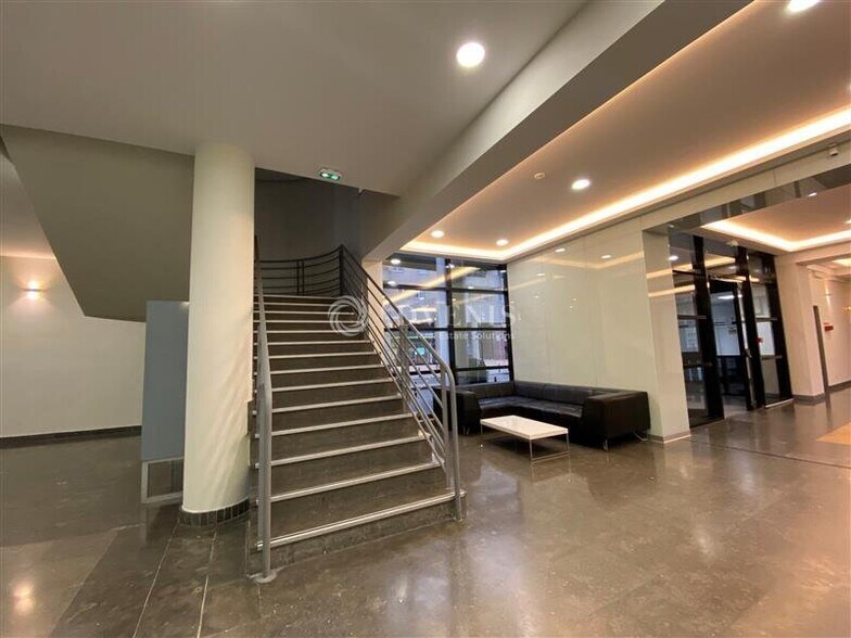 2 Boulevard Vauban, Montigny-le-Bretonneux à louer - Hall d’entrée - Image 3 de 6