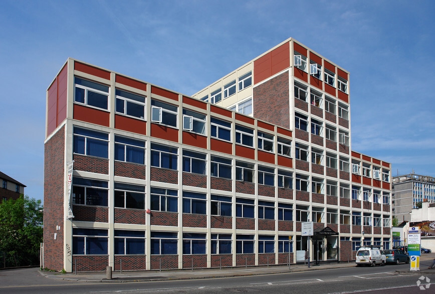 1 High St, Edgware à louer - Photo principale - Image 1 de 3