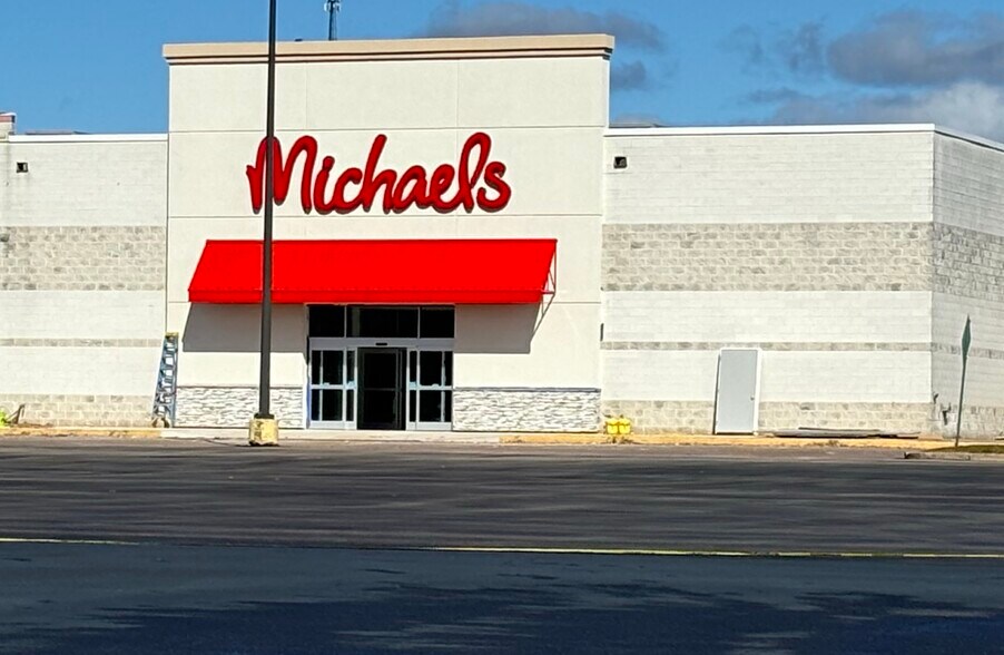 225 Columbia Mall Dr, Bloomsburg, PA à vendre - Photo du bâtiment - Image 1 de 3