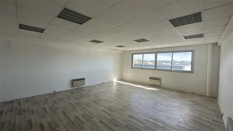 Office in Neuilly-Plaisance for lease - Interior Photo - Image 2 of 6