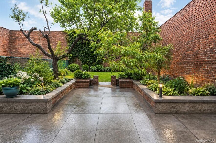 6415 Myrtle Ave, Glendale, NY for sale - Building Photo - Image 2 of 2