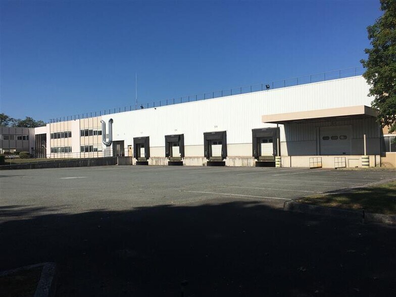 Industrial in Lognes for lease - Building Photo - Image 3 of 11