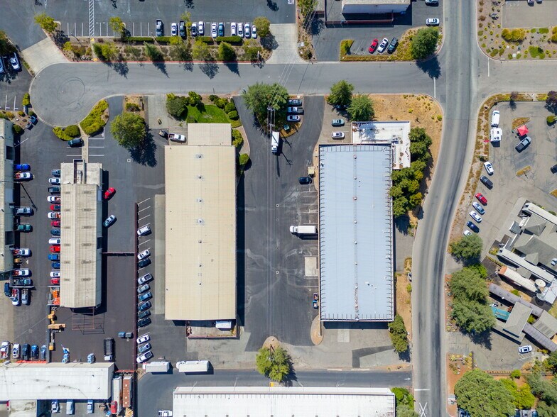 285 Sutton Pl, Santa Rosa, CA à louer - Photo du bâtiment - Image 3 de 5