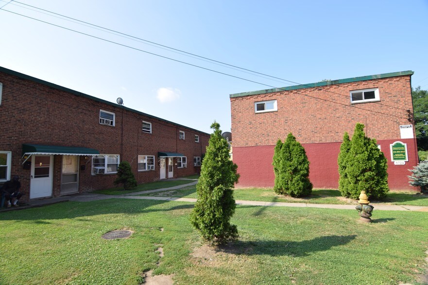 1724 Taylor Rd, East Cleveland, OH à vendre - Photo du bâtiment - Image 2 de 15