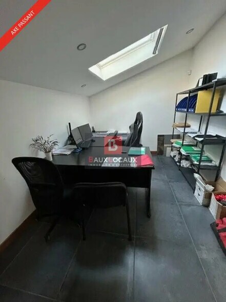 Bureau dans Marignane à louer - Photo du bâtiment - Image 3 de 12