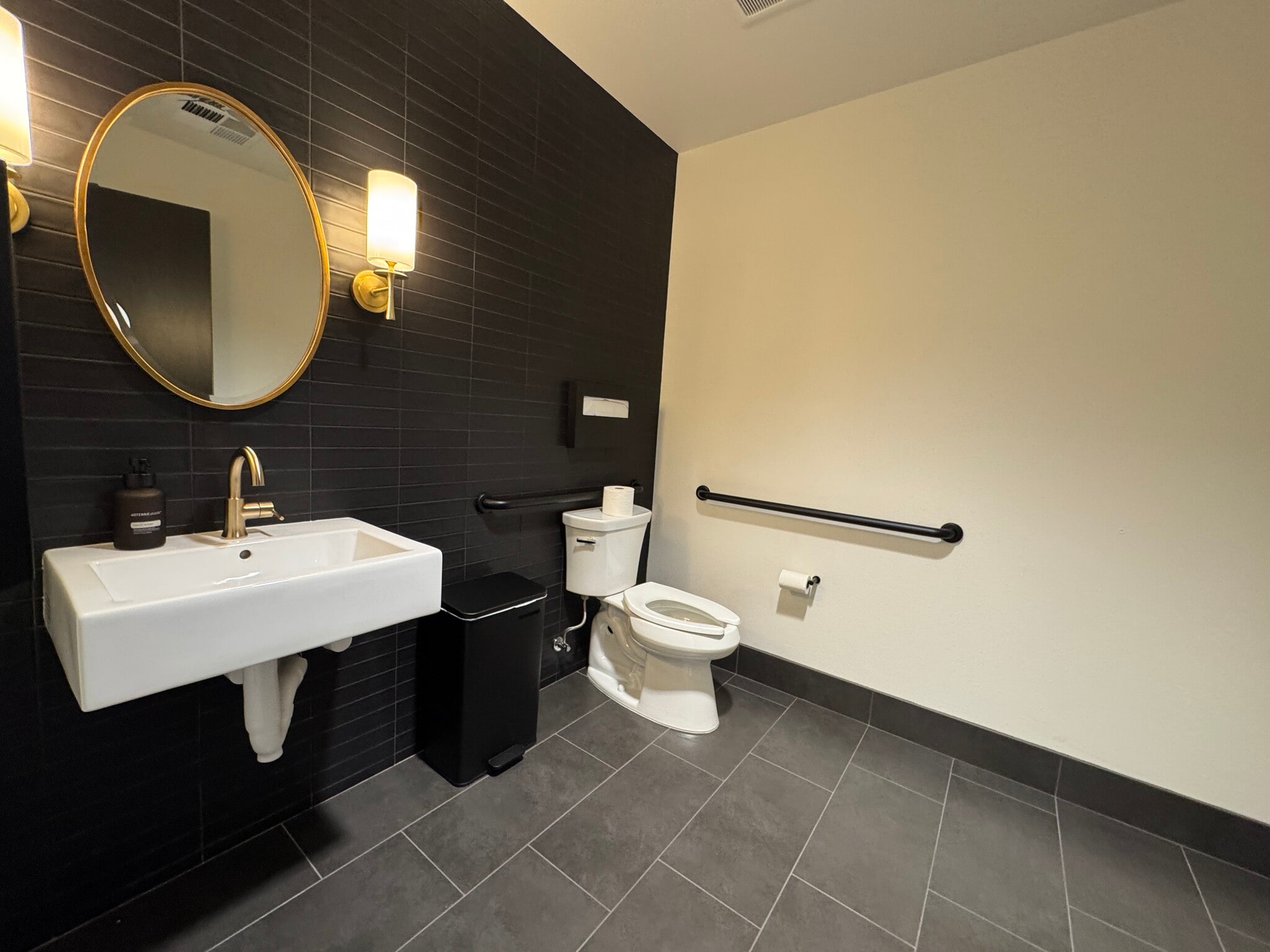 1155 Del Monte St, Redding, CA for lease Interior Photo- Image 1 of 3