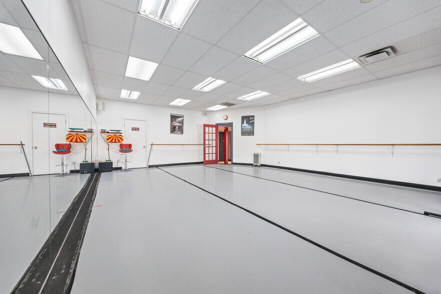 598-600 Boul Cure-Poirier O, Longueuil, QC à louer - Photo du bâtiment - Image 3 de 4